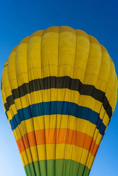 Eine Vertikale Aufnahme Eines Heißluftballons Auf Dem Himmelshintergrund — Stockfoto