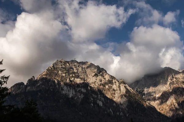 Dech Beroucí Oblačnost Nad Vysokými Skalnatými Horami Slunečného Dne — Stock fotografie