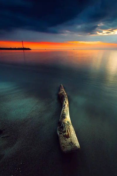 Colpo Verticale Del Colorato Tramonto Sulla Costa Del Mar Baltico — Foto Stock