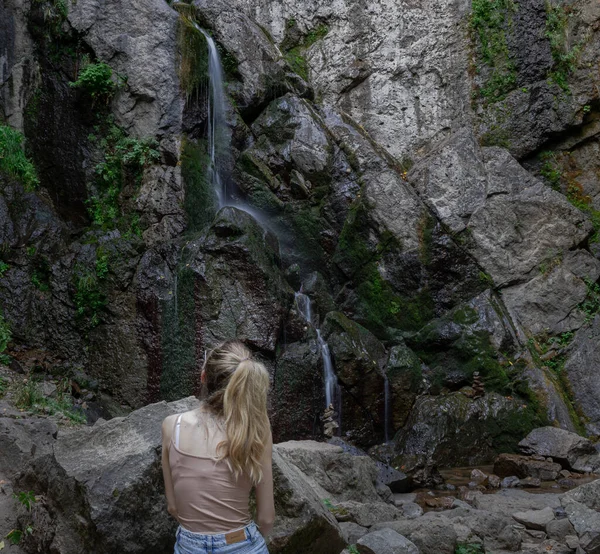 Junge Frau Hintergrund Der Berge — Stockfoto