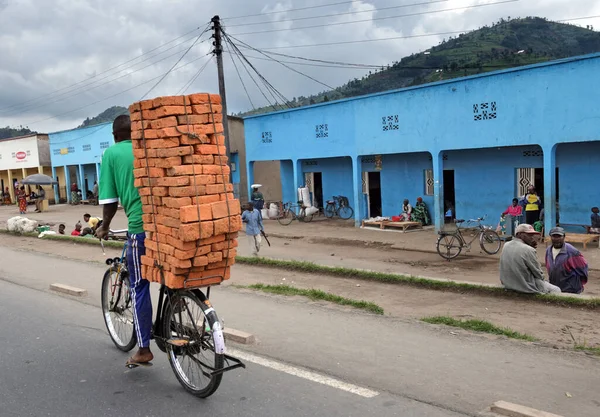 Musanze Rwanda Kasım 2018 Bisikletle Bir Yığın Yeni Tuğla Taşıyan — Stok fotoğraf