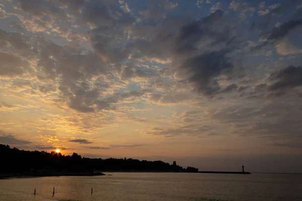 Eine Schöne Aufnahme Eines Hellen Sonnenuntergangs Über Einem Meer — Stockfoto