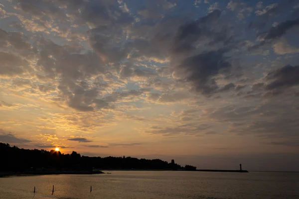 Een Prachtig Shot Van Een Lichtende Zonsondergang Boven Een Zee — Stockfoto