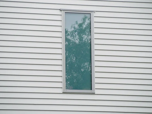 Вид Современное Металлическое Вертикальное Окно Тонированным Стеклом Стене Белого Дома — стоковое фото