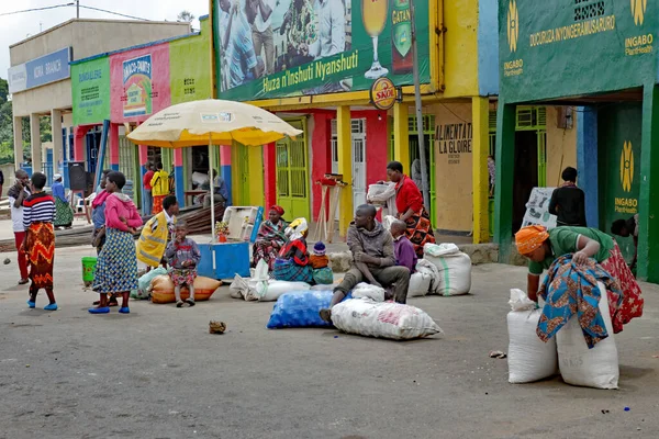 Rubavu Rwanda Kasım 2018 Ana Yol Boyunca Renkli Dükkanlar Insanlarla — Stok fotoğraf