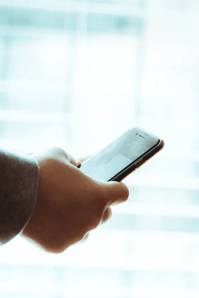 Una Mano Masculina Sosteniendo Teléfono Que Envía Mensaje Compra Línea — Foto de Stock