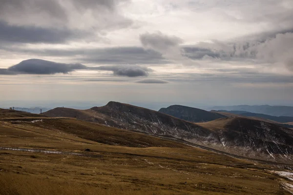 Eine Atemberaubende Wolkenlandschaft Über Felsigen Hügeln Und Bergen Einem Düsteren — Stockfoto