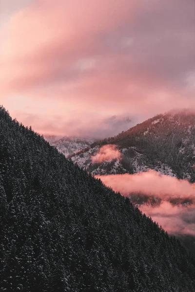 Plano Vertical Hermosas Montañas Nevadas Con Nubes Rosadas Flotantes Atardecer — Foto de Stock
