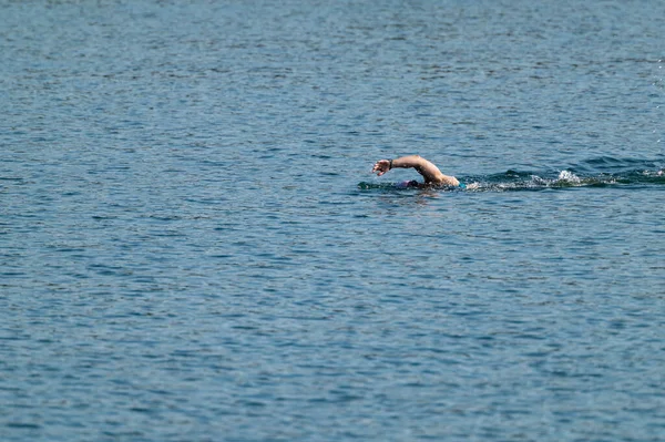 Belo Tiro Homem Nadando Lago — Fotografia de Stock