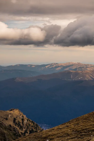 Colpo Verticale Paesaggio Nuvoloso Mozzafiato Colline Rocciose Montagne Una Giornata — Foto Stock