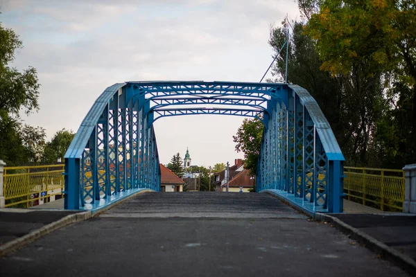 Uma Ponte Desvio Metal Contra Céu Nublado Cidade Gyor Hungria — Fotografia de Stock