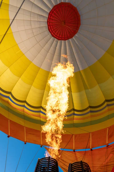 Renkli Bir Sıcak Hava Balonunun Dikey Görüntüsü — Stok fotoğraf