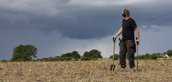 Onsbjerg Danmark Sep 2020 Detektoris Tittar Himlen Orolig Att Det — Stockfoto