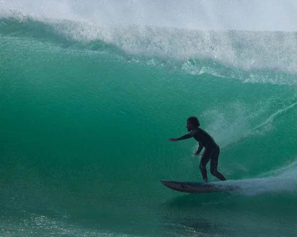 Man Surfing Fascinating Heavy Waves — 图库照片