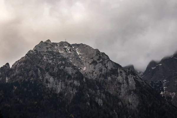 Colpo Scala Grigi Paesaggio Nuvoloso Mozzafiato Alte Montagne Rocciose Una — Foto Stock