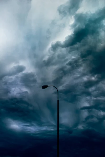 Disparo Vertical Las Fuertes Nubes Tormentosas Que Pasan Sobre Ciudad — Foto de Stock