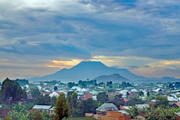 在刚果民主共和国维龙加国家公园活跃的尼拉贡戈火山 从卢旺达的鲁巴武看到 — 图库照片