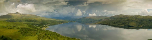 Panoramaaufnahme Eines Ruhigen Sees Umgeben Von Bergen Unter Wolkenverhangenem Himmel — Stockfoto