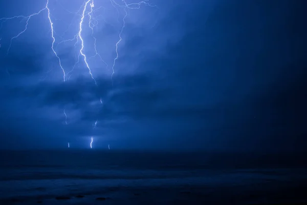 雷雨の雲の上に雷のフラッシュ — ストック写真