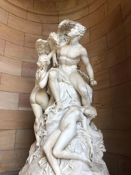 Eine Vertikale Aufnahme Der Skulptur Prometheus Bound Oceanids Von Eduard — Stockfoto