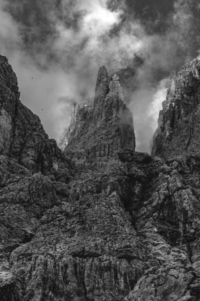 Eine Graustufenaufnahme Hoher Felsiger Berge — Stockfoto