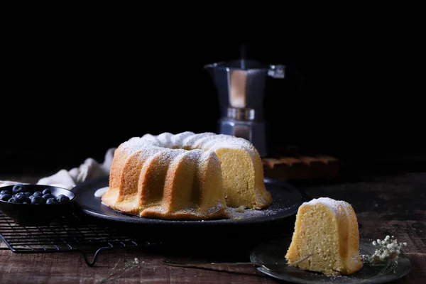 Pastel Casero Rebanado Con Arándanos Lateral Una Cafetera Fondo —  Fotos de Stock