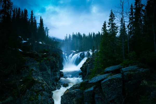 Malebný Pohled Vodopád Uprostřed Jedlového Lesa — Stock fotografie