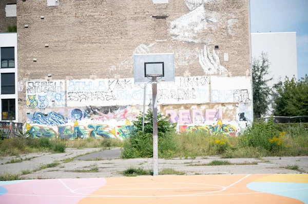 Der Alte Basketballplatz Auf Der Straße — Stockfoto