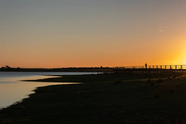 Uma Bela Foto Litoral Sob Céus Claros Durante Pôr Sol — Fotografia de Stock