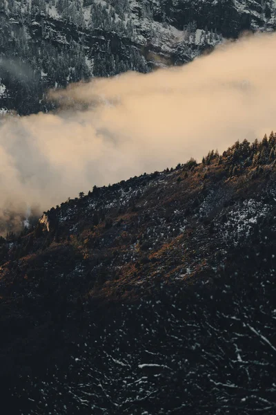 雲が浮かぶ美しい雪の山の垂直ショット — ストック写真