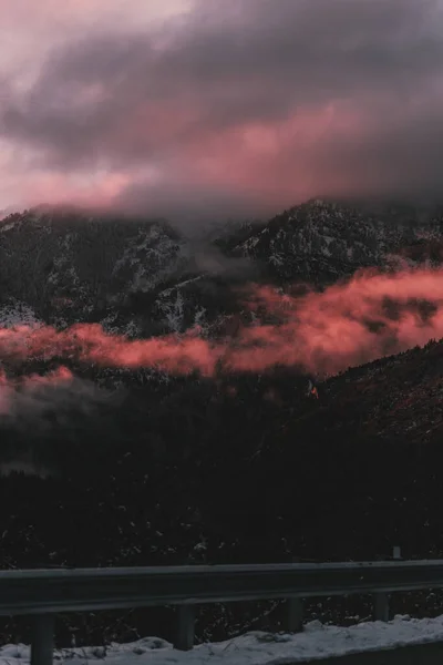 Plano Vertical Hermosas Montañas Nevadas Con Nubes Rosadas Flotantes Atardecer — Foto de Stock