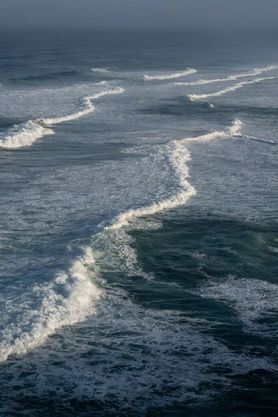 Tiro Vertical Ondas Grandes Mar Durante Dia — Fotografia de Stock