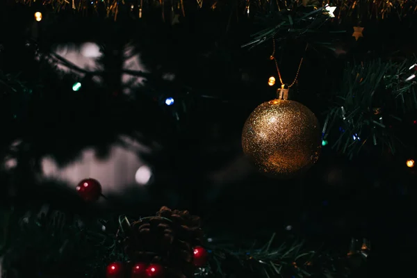 Κοντινό Πλάνο Από Μπάλες Χριστουγεννιάτικου Δέντρου Χριστουγεννιάτικο Δέντρο Διακόσμηση Στο — Φωτογραφία Αρχείου