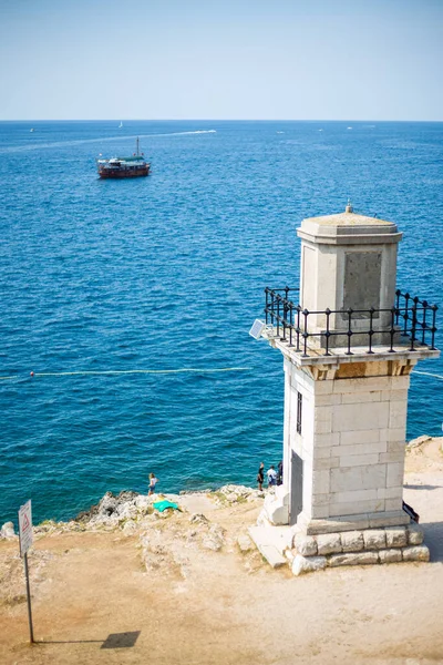 Eine Vertikale Aufnahme Des Alten Leuchtturms Der Küste Des Meeres — Stockfoto