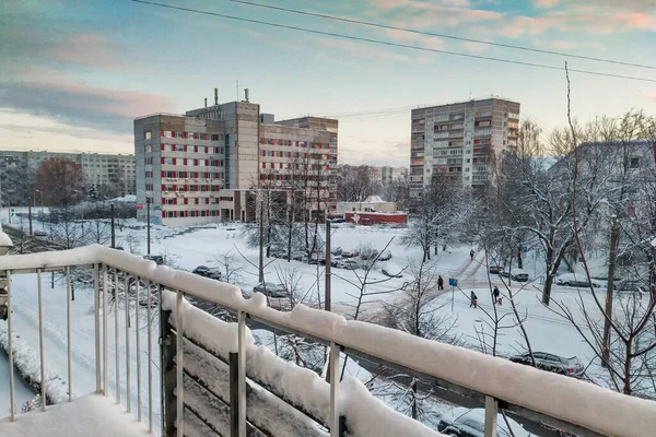 Голубое Небо Над Старыми Советскими Зданиями Пурвциемса Рига Латвия Зимой — стоковое фото