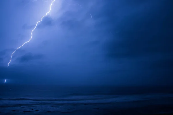 Lampo Fulmine Sul Mare Nuvole Temporalesche — Foto Stock