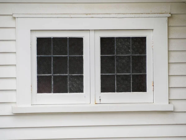 プライバシーガラス付きの小さな分割白い木製の窓の眺め — ストック写真
