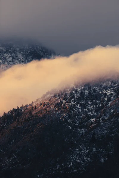Tiro Vertical Belas Montanhas Nevadas Com Nuvens Flutuantes — Fotografia de Stock