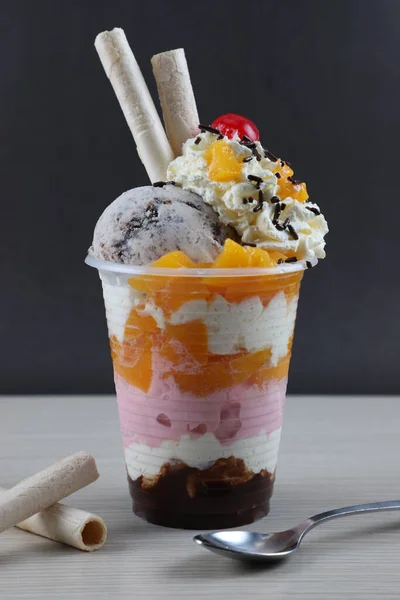 Ízletes Jégkrém Csokisziruppal Mangóval Cseresznyével Tetején — Stock Fotó