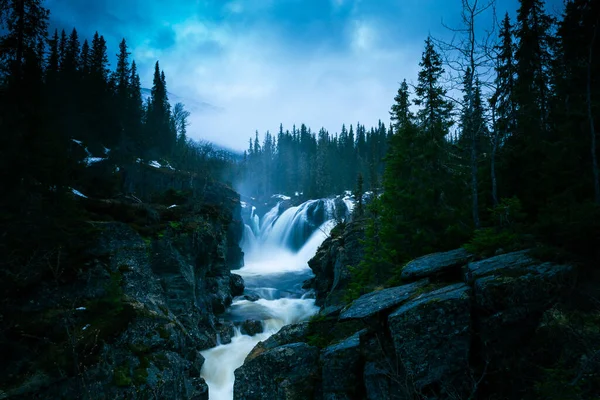 Ein Malerischer Blick Auf Einen Wasserfall Inmitten Des Tannenwaldes — Stockfoto