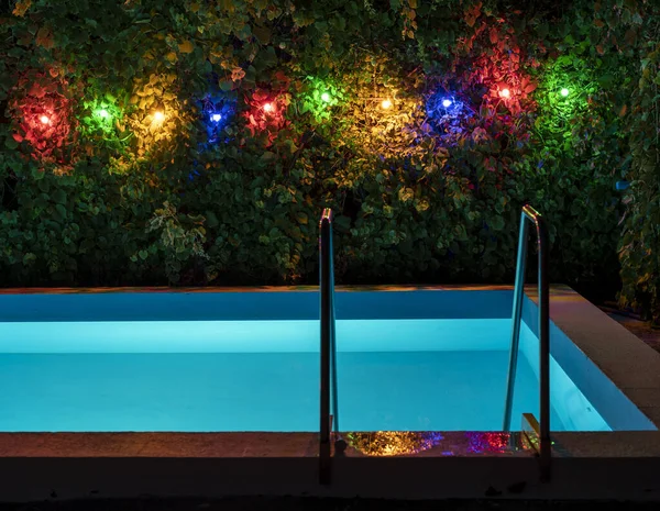Une Petite Piscine Eau Des Lumières Colorées Dans Jardin — Photo
