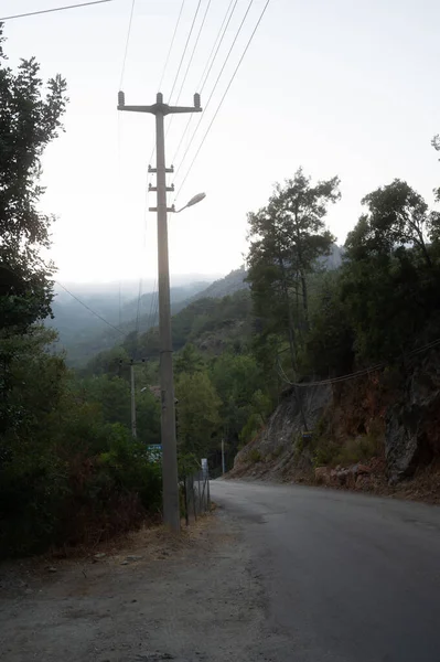 Tiro Vertical Estrada Rural Com Pólo Elétrico Alanya Turquia — Fotografia de Stock