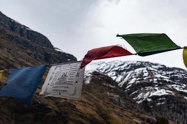 Över Tibetanska Buddhistiska Böneflaggor Med Berg Bakgrunden — Stockfoto
