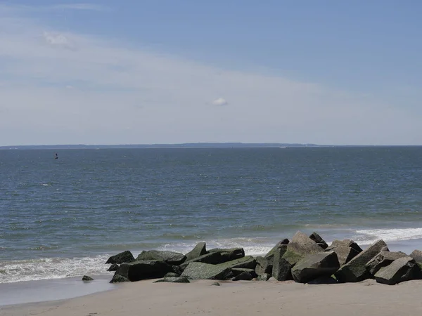 Malebný Výhled Písčité Pobřeží Skalami Modrým Mořem — Stock fotografie