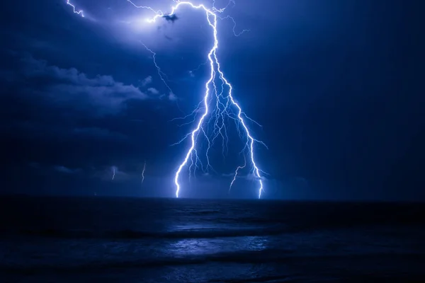 雷雨の雲の上に雷のフラッシュ — ストック写真