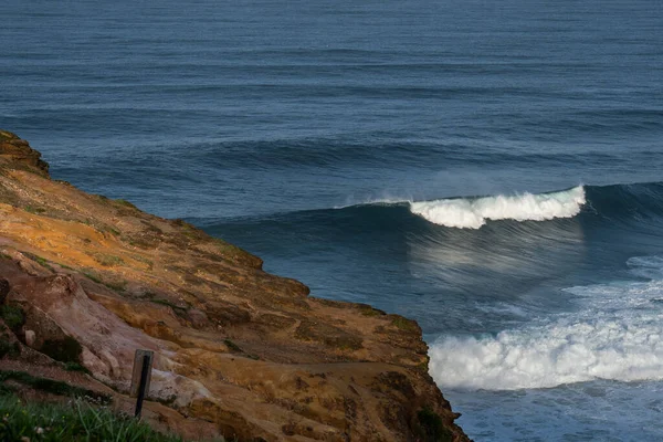 Eine Schöne Aufnahme Großer Wellen Und Einer Klippe Nazare Stadt — Stockfoto