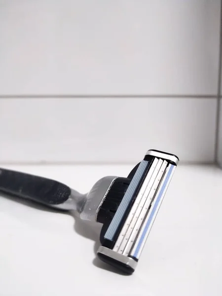 Close Shot Razor Bathroom — Fotografia de Stock