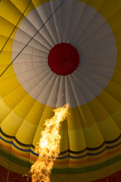 Renkli Bir Sıcak Hava Balonunun Dikey Görüntüsü — Stok fotoğraf