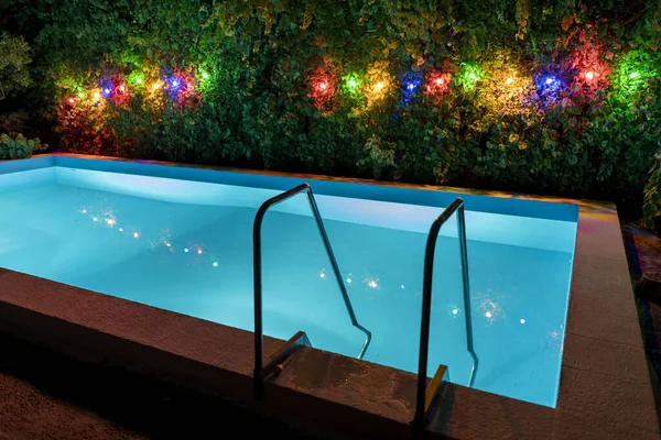 Uma Pequena Piscina Água Luzes Coloridas Jardim — Fotografia de Stock