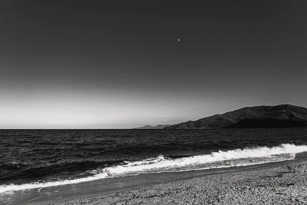 Сірий Знімок Розмивання Морських Хвиль Піщаному Пляжі Горою Задньому Плані — стокове фото